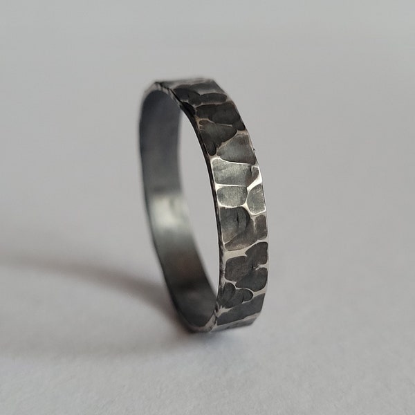 Zwartgehamerde zilveren ring, minimalistische sieraden, zilveren ring, gehamerde ring