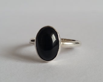 Schwarzer Onyx Ring, Silberring, minimalistischer Ring, Sterling Silber, schwarzer Edelstein, Achat Ring, handgemachter Schmuck