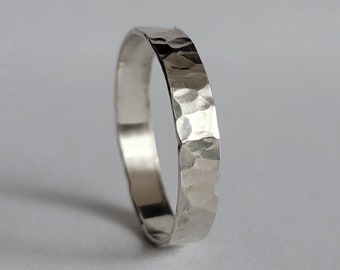 Minimalistischer silberring mit gehämmerten muster, minimalistischer schmuck, silberring, gehämmerter ring