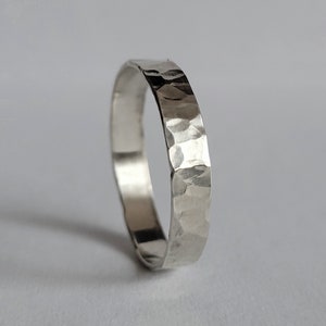 Anillo de plata minimalista con patrón martillado, joyería minimalista, anillo de plata, anillo martillado imagen 1