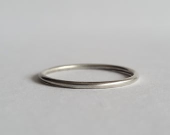 Anillo minimalista de plata, anillo apilable, joyería de plata de primera ley, anillo minimalista, anillo de plata