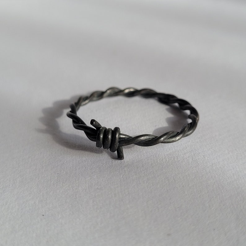 Prikkeldraadring, gothring, punkring, edgy ring, zilveren ring, minimalistische ring, herenring, vrouwenring afbeelding 3