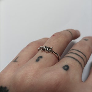 Prikkeldraadring, gothring, punkring, edgy ring, zilveren ring, minimalistische ring, herenring, vrouwenring afbeelding 2