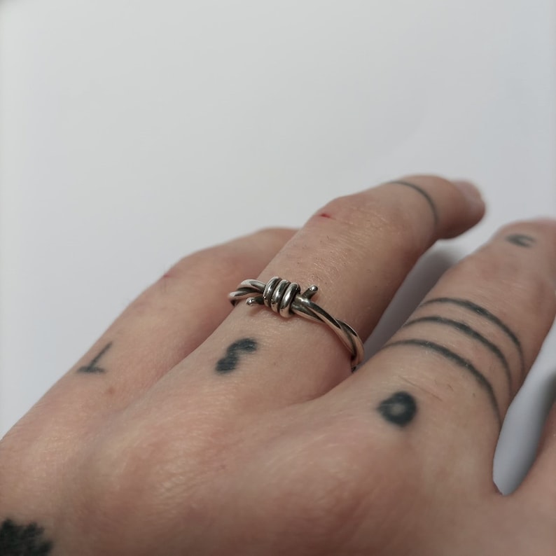 Bague en fil de fer barbelé, bague goth, bague punk, bague avant-gardiste, bague en argent, bague minimaliste, bague pour homme, bague pour femme image 2