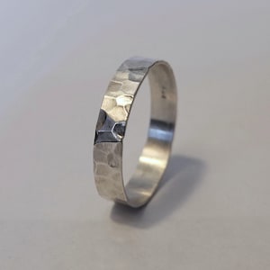 Anillo minimalista de plata esterlina martillada, joyería minimalista texturizada hecha a mano