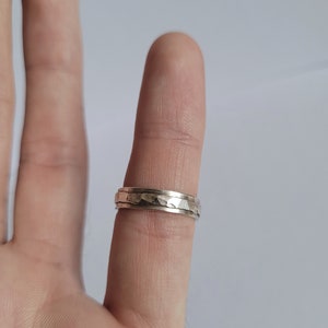 anello in argento minimalista, anello martellato, anello in argento, gioielli in argento, anello da uomo, anelli da uomo, anelli da donna immagine 2