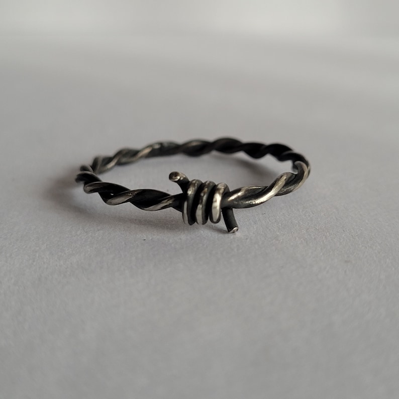 Prikkeldraadring, gothring, punkring, edgy ring, zilveren ring, minimalistische ring, herenring, vrouwenring afbeelding 4