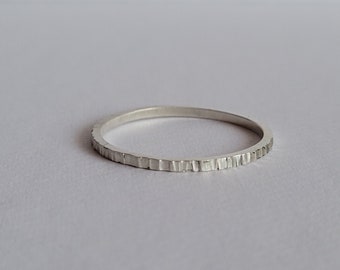 Anello sottile in argento martellato