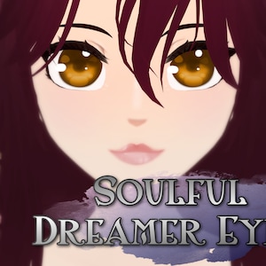 Könnte beinhalten: Nahaufnahme eines Comic-Charakters mit langen, dunkelroten Haaren und großen, gefühlvollen braunen Augen. Der Text "SOULFUL DREAMER EYES!" ist in silberner Schrift auf einem lila und blauen Aquarellhintergrund geschrieben.