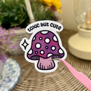 Paddestoel 'Giftig maar schattig' · Sticker | Giftige paddenstoel, paarse paddenstoel, OC