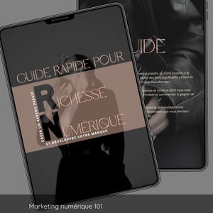 Peut inclure: Deux tablettes noires affichant un guide intitulé "Guide Rapide Pour Richesse Numérique" dans une police stylisée. Les tablettes ont un fond sombre avec du texte en français. L'image comprend également une liste de sujets : "Marketing numérique 101", "Jarcon que tu devras savoir", "Identifier votre niche" et "Prochaines étapes".