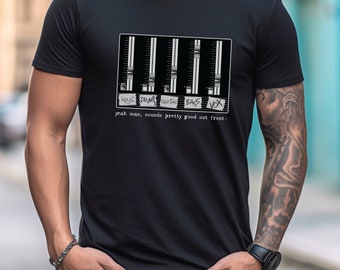 Puede incluir: Camiseta negra con un gráfico de una mesa de mezclas con faders y el texto "Keys, Drums, Guitar, Bass, Vox" y el texto "yeah, man, sounds pretty good out front."