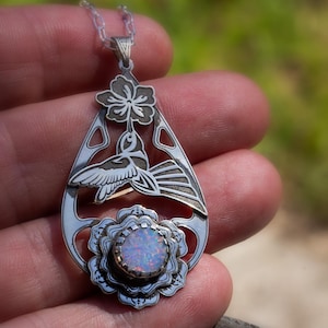 Handgemaakte sterlingzilveren ketting kolibrie en opaal op de natuur geïnspireerde fijne sieraden, perfect cadeau voor haar, bloemenhanger, Australische verkoper