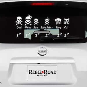 Könnte beinhalten: Weiße Totenkopf- und Knochen-Aufkleber mit den Wörtern "Papa", "Mama", "Sohn", "Tochter", "Hund" und "Katze" darunter. Die Aufkleber sind 7,6 cm, 7,6 cm, 5,1 cm, 5,1 cm, 5,1 cm und 5,1 cm groß.