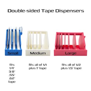 K&ouml;nnte beinhalten: Drei doppelseitige Klebebandabroller mit der Beschriftung Small, Medium und Large. Der blaue Small-Abroller passt f&uuml;r 1/4", 3/8", .55" und .62" Klebeband. Der wei&szlig;e Medium-Abroller passt f&uuml;r V1 plus 1" Klebeband. Der pinke Large-Abroller f&uuml;r V2 plus 1.5".
