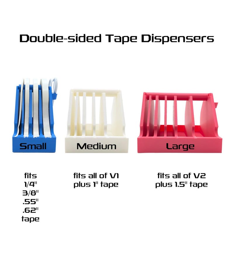 K&ouml;nnte beinhalten: Drei doppelseitige Klebebandabroller mit der Beschriftung Small, Medium und Large. Der blaue Small-Abroller passt f&uuml;r 1/4", 3/8", .55" und .62" Klebeband. Der wei&szlig;e Medium-Abroller passt f&uuml;r V1 plus 1" Klebeband. Der pinke Large-Abroller f&uuml;r V2 plus 1.5".