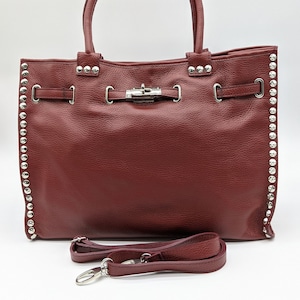 Cartera con tachuelas de piel auténtica italiana color burdeos – Fabricada en Italia