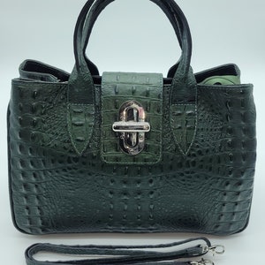 Bolso de mano tipo cartera de piel auténtica italiana con efecto cocodrilo en color verde botella. Fabricado en Italia.