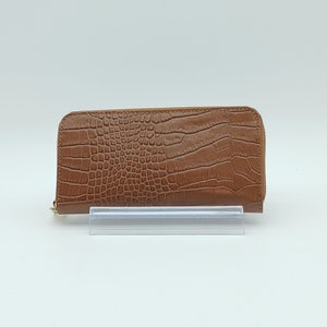 Cartera con cremallera de piel auténtica italiana con efecto cocodrilo en relieve. Fabricada en Italia. Marrón.