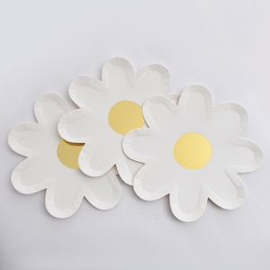 Daisy Paper Plates, Party Dessert Plates, Cake Plates, Disposable Tableware, Flower Shaped Plates, 10pk, 7inches, White