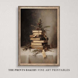 Puede incluir: Una pintura enmarcada de una pila de libros antiguos con una pequeña rama de abeto y bayas rojas en la parte superior. Los libros están sobre un mantel blanco con un fondo marrón.