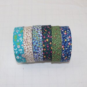 Cinta bies de 25 mm, algodón, pliegue simple, diseño floral. Se puede aplicar con plancha termoadhesiva.