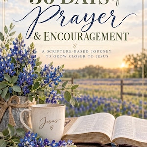 Może przedstawiać: Okładka książki z tytułem 30 DAYS of Prayer & ENCOURAGEMENT, A SCRIPTURE-BASED JOURNEY TO GROW CLOSER TO JESUS. Przedstawia rustykalne metalowe wiadro z niebieskimi kwiatami łubinu, ceramiczny kubek z napisem Jesus oraz otwartą książkę na stole.