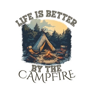 La vita è migliore accanto al fuoco PNG, camicia da campeggio png, design da campeggio retrò, file di camicia Avventura all'aria aperta, disegni di sublimazione del campeggio, CU