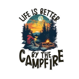 La vita è migliore accanto al fuoco PNG, camicia da campeggio png, design da campeggio retrò, file di camicia Avventura all'aria aperta, disegni di sublimazione del campeggio, CU