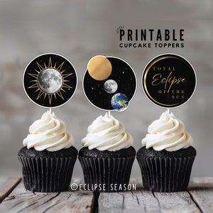 Könnte beinhalten: Druckbare Cupcake-Topper mit schwarzem Hintergrund und goldenen Akzenten. Die Topper zeigen eine Sonne, einen Mond und die Erde mit dem Text "Totale Sonnenfinsternis".