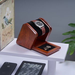 Uhrenständer aus Holz mit Ringaufbewahrung: Herrenuhr