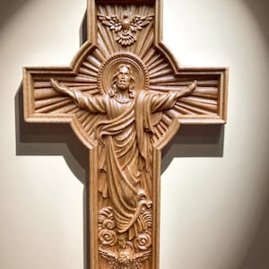 Auferstandener Christus Wandkreuz - Handgeschnitzte hölzerne Jesus Auferstehung Kunst | Katholische Wohnkultur | Religiöses Geschenk für Ostern, Taufe, Konfirmation