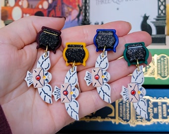 Pendientes de arcilla polimérica con la letra del búho mago de la casa Calderos