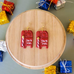 Pendientes de arcilla polimérica con forma de buzón navideño y cartas a Papá Noel