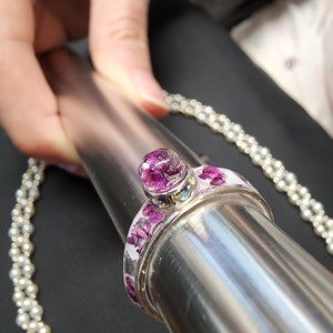 Anillo floral con joyas
