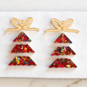 Sapin de Noël pailleté festif avec découpe d&#39;ébauches de boucles d&#39;oreilles en acrylique, fabrication de bijoux de boucles d&#39;oreilles pendantes artisanales, bas de Noël de vacances d&#39;hiver