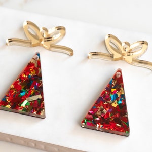 Sapin de Noël pailleté festif avec découpe d&#39;ébauches de boucles d&#39;oreilles en acrylique, fabrication de bijoux de boucles d&#39;oreilles pendantes artisanales, bas de Noël de vacances d&#39;hiver