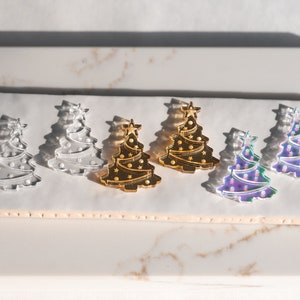 Découpe de découpes de boucles d&#39;oreilles d&#39;arbre de Noël gravées, fabrication de bijoux de boucles d&#39;oreilles pendantes de vacances d&#39;hiver, boucles d&#39;oreilles artisanales à faire soi-même, étoile de Noël