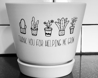 Danke, dass du mir beim Wachsen geholfen hast - süßes Geschenk, lustiges Pflanzenwortspiel, Pflanze mit Untertasse (weiß), Sukkulente, Aloe - Lehrer, Coach, Kindermädchen