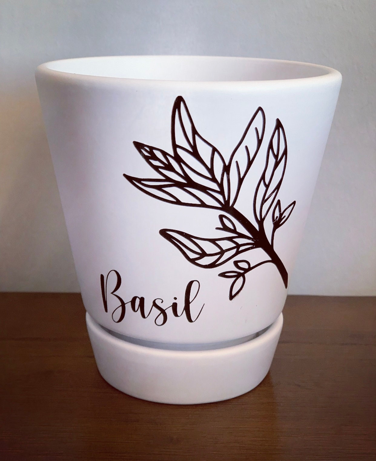 Basilikum-Übertopf – süßes Geschenk, Übertopf mit Untertasse (weiß), Kräuter, Gewürze, selbst angebaut