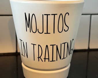 Mojitos In Training Planter - Pflanzenwortspiel, süßes lustiges Geschenk, Minze, Kraut, Pflanzer mit Untertasse (weiß)
