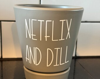 Netflix i doniczka z koperkiem – zabawny żart o roślinach, doniczka z żywicy z podstawką