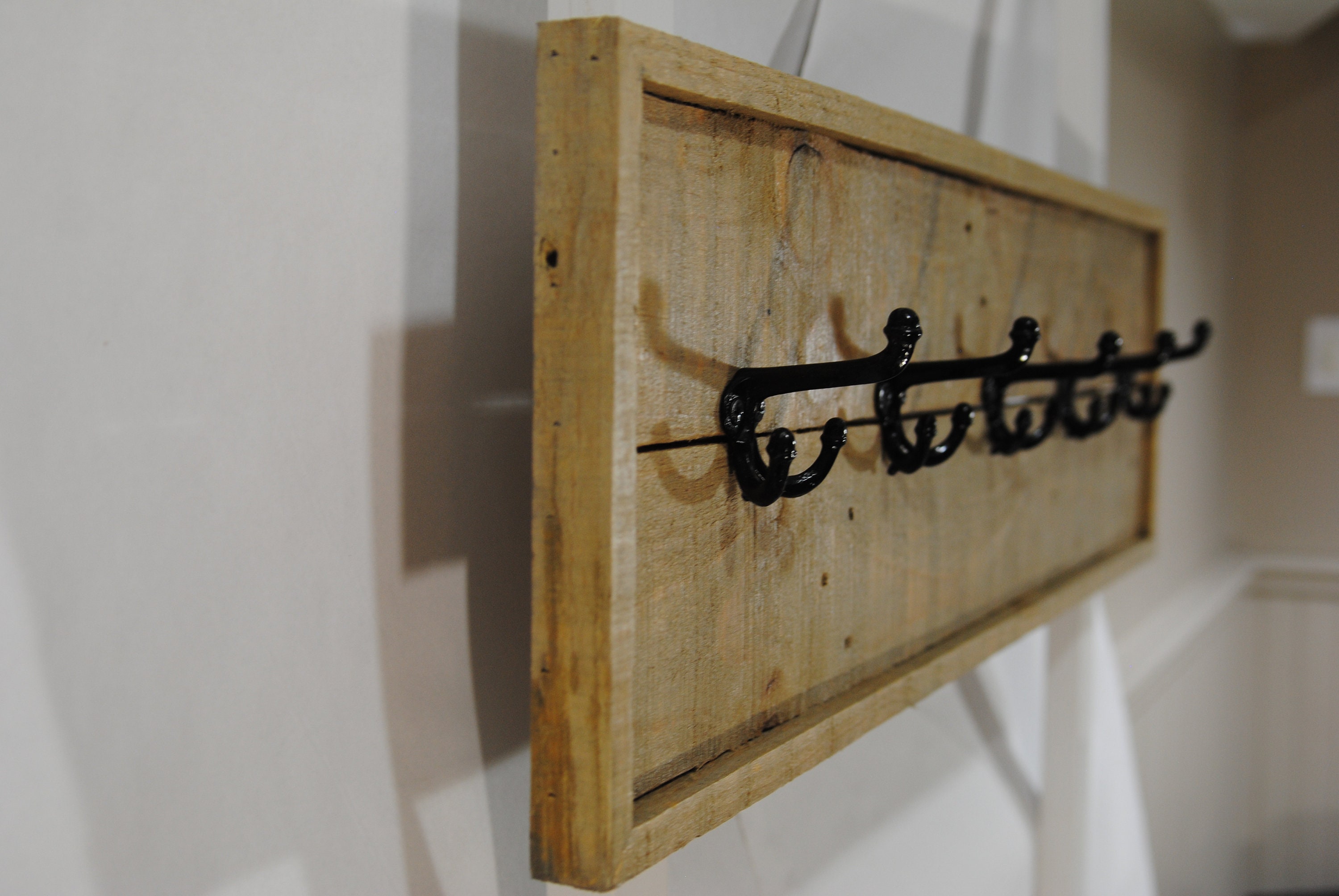 Mentaliteit Vervallen waarschijnlijk Rustic Wall Coat Rack W/ 5 Coat Hooks Made With Pallet Wood - Etsy Mentaliteit Vervallen waarschijnlijk Rustic Wall Coat Rack W/ 5 Coat Hooks Made With Pallet Wood - Etsy