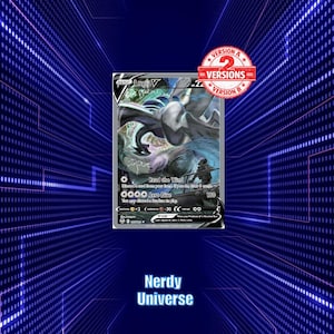 Puede incluir: Una carta coleccionable Lugia V que muestra una gran criatura alada en un cielo oscuro y tormentoso sobre un barco. La carta muestra el texto Lugia V, Read the Wind y Aero Dive, junto con estadísticas de juego y un sello rojo 2 VERSIONS.