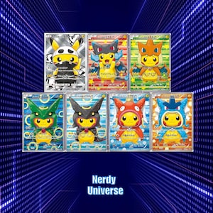 以下が含まれることがあります： リザードン、ブラッキー、レックウザ、ギャラドスなどのキャラクターのフードを被ったピカチュウが描かれた7枚のトレーディングカード。各カードには日本語のテキスト、カラフルなホログラフィックの背景、ユニークなキャラクターイラストがデザインされています。