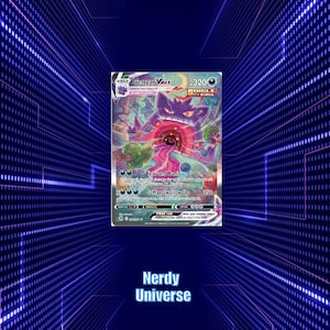 Puede incluir: Una carta coleccionable Gengar VMAX que muestra una criatura morada similar a un fantasma con la boca abierta, sobre un paisaje oscuro y fantástico con árboles y una luna creciente. La carta muestra 320 HP y texto de ataques.