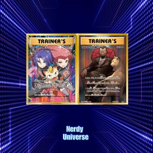 Può includere: Due carte collezionabili Pokémon Trainer's con bordi dorati. Una carta presenta Jessie, James e Meowth del Team Rocket. L'altra carta mostra Giovanni con un Persian. Il testo "Nerdy Universe" è in basso.