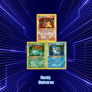Peut inclure: Trois cartes à collectionner Pokémon : Charizard, Venusaur et Blastoise. La carte Charizard représente un dragon orange avec des ailes bleues. Venusaur est vert avec une grande fleur. Blastoise est bleu avec des canons à eau. Le fond indique "Nerdy Universe".
