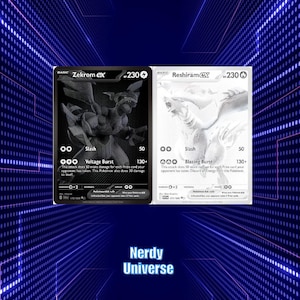 Puede incluir: Dos cartas coleccionables con Zekrom EX y Reshiram EX. La carta de Zekrom es negra con un símbolo de rayo de 230 HP, mientras que la de Reshiram es blanca con un símbolo de fuego de 230 HP. Ambas cartas muestran nombres de ataques y texto.