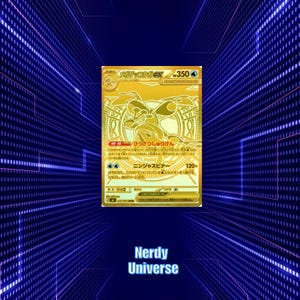 Puede incluir: Una carta coleccionable de color dorado con una ilustración de criatura estilizada, texto en japonés y un valor de 350 HP. La tarjeta presenta un acabado metálico con patrones circulares intrincados y un símbolo de energía de agua.